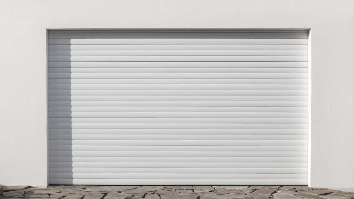 Een witte metalen garagepoort.