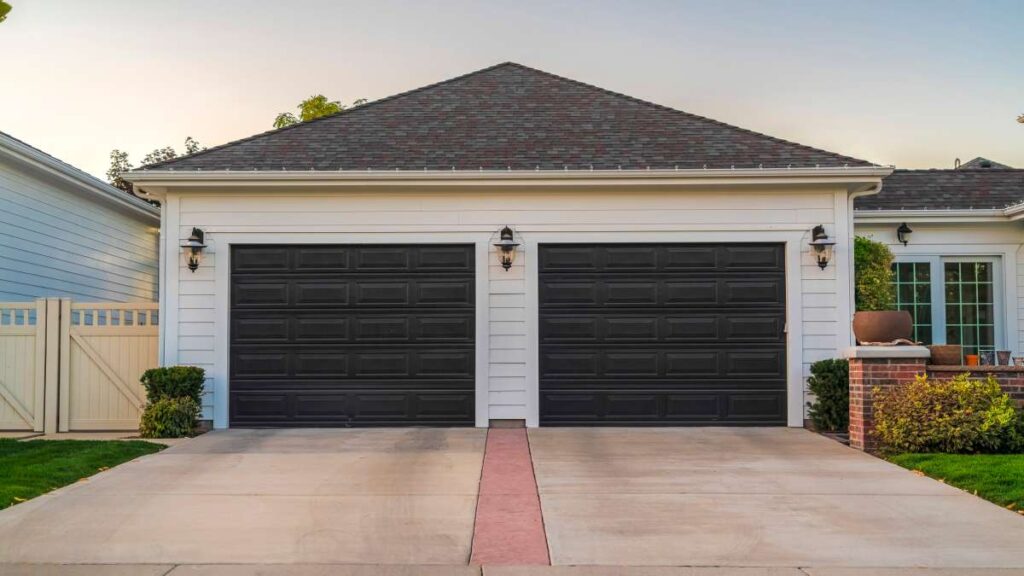 Dubbele garagedeuren aan een huis.