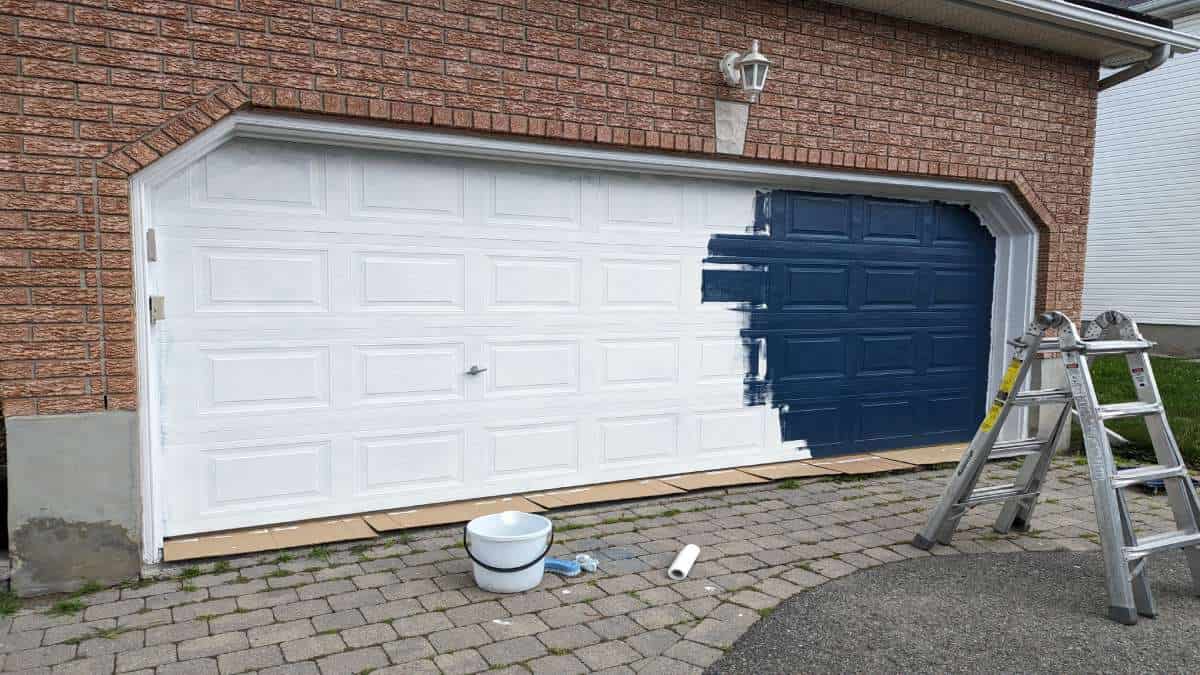 Garagepoort schilderen in blauw.