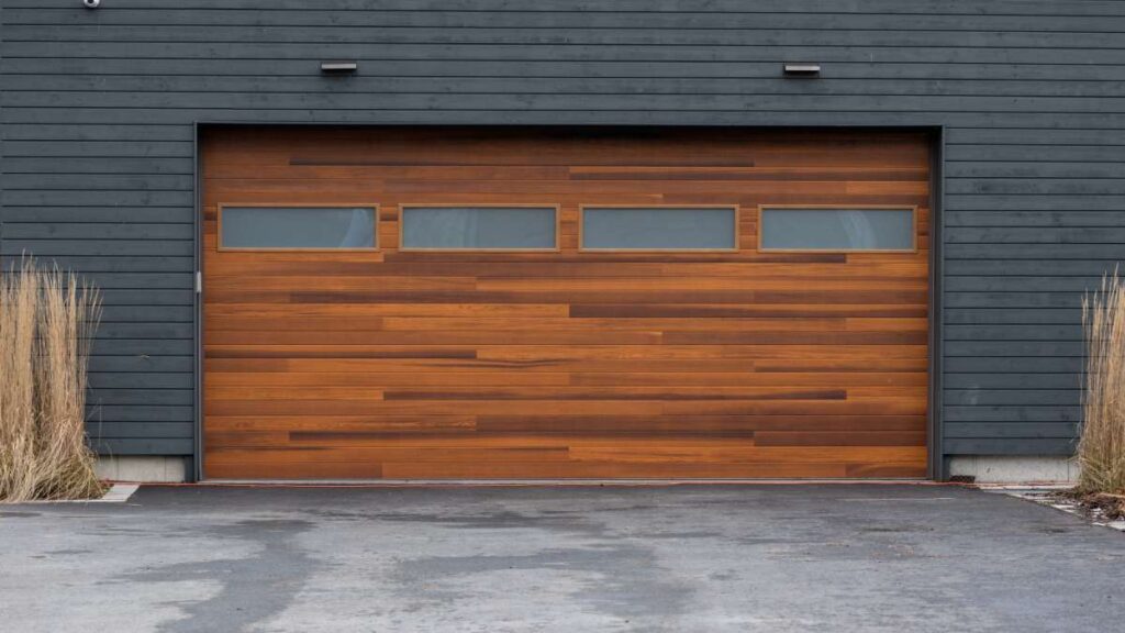 Moderne garagepoort uit hout.